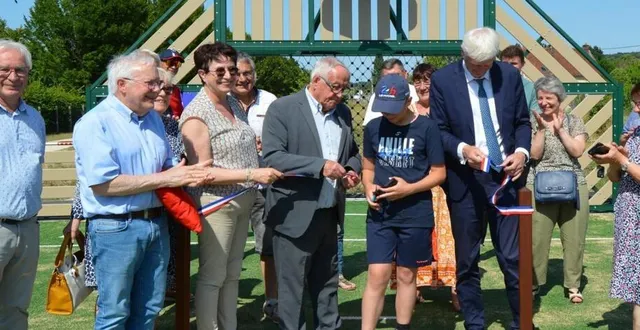photo  élus et besséens lors de l’inauguration du city stade.  &copy;  ouest-france 