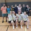 photo  l’équipe féminine des u13 d’écommoy avec à gauche benoit dufaitel l’entraîneur et à droite alexandre dufaitel, la coach. 
