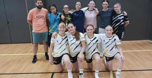 photo  l’équipe féminine des u13 d’écommoy avec à gauche benoit dufaitel l’entraîneur et à droite alexandre dufaitel, la coach.  &copy;  ouest-france. 