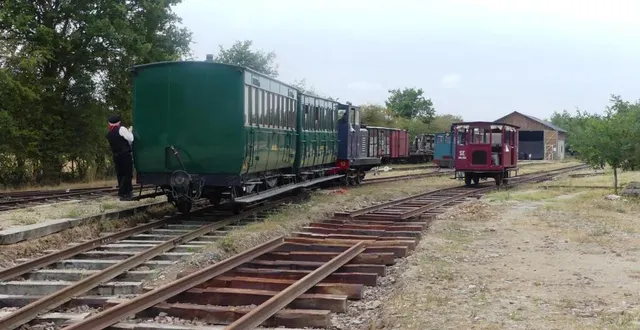 photo  l’entrée en gare du train avec ses grincements de freins sur les roues et les volutes de fumée s’échappant de la locomotive, est toujours un moment d’intenses émotions que les anciens aiment revivre.  &copy;  co 