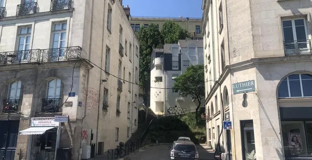 photo  la rue des cap-horniers. un peu en retrait du quai de la fosse, à l’abri des regards, le lieu est idéal, pour certains, qui n’hésitent pas à venir satisfaire un besoin pressant. des commerçants demandent l’installation d’uritrottoirs. la métropole n’y est pas favorable.  &copy;  ouest-france 