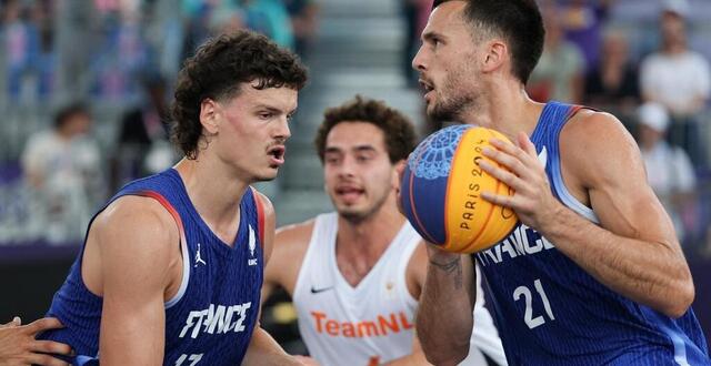 photo jules rambaut et franck seguela lors de la finale du tournoi de basket 3x3 aux jeux olympiques de paris, le 1er août 2024. © david gray / afp