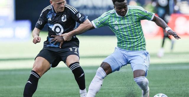 photo nouhou tolo, défenseur des seattle sounders, face à robin lod de minnesota united fc. © olivia vanni / getty images via afp