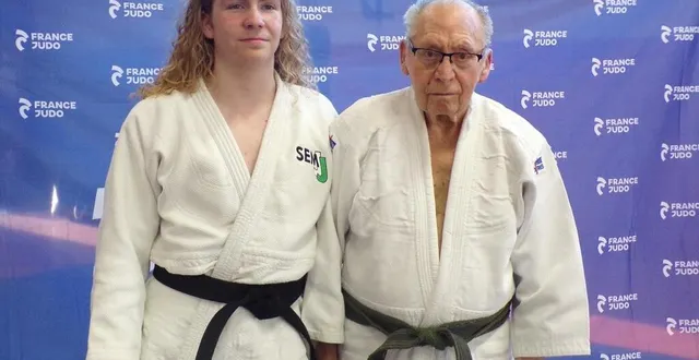 photo  émilien bizeray et son grand-père serge landeau, ceinture noire, 5e dan qui lui a remis sa ceinture noire.  &copy;  le maine libre 