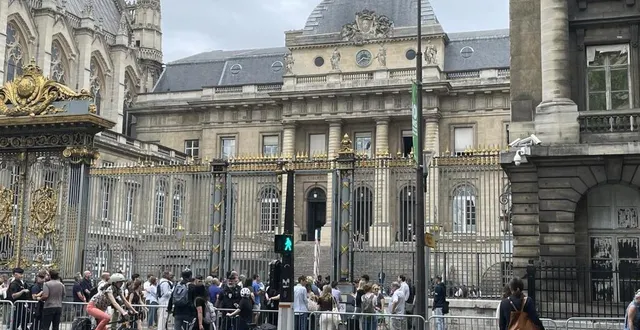 photo  une coupure d’électricité sur l’île de la cité a perturbé les activités de la cour d’appel de paris, lundi 23 juin 2025. les gendarmes bloquaient l’accès au palais à la plupart de personnes se présentant devant eux.  &copy;  ouest-france 