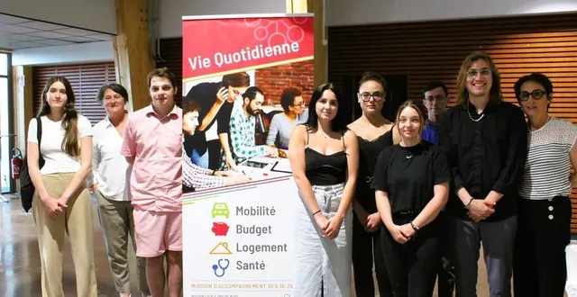 photo  fabienne labrette-ménager (deuxième à gauche) et isabelle loiseau (à droite), directrice de la mission locale de sarthe nord aux côtés des jeunes, à l’espace saugonna à mamers. ils ont pris la parole pour témoigner de l’impact réel de l’accompagnement qu’ils reçoivent.  &copy;  le maine libre 