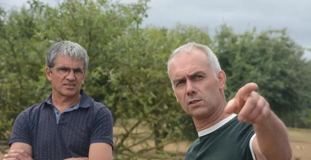photo  frédéric robert (à droite) succède à laurent lelore, qui présidait l’antenne de segré de la chambre d’agriculture depuis 2001.  &copy;  antoine humeau 