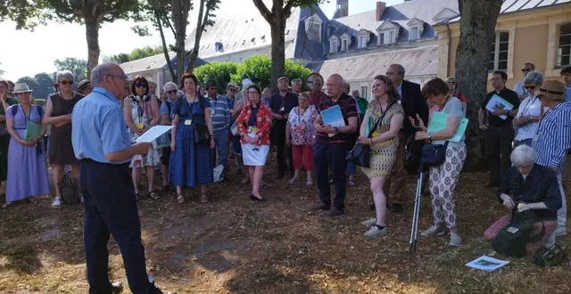 photo  jean-claude ménard accueille la société française d’archéologie en visite au prytanée pour son congrès annuel.  &copy;  ouest-france 