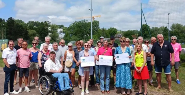 photo  des chèques de 1 000 € ont été remis au groupe scolaire public flaubert-la-varende, à l’école notre-dame et à la mjc.  &copy;  ouest-france 