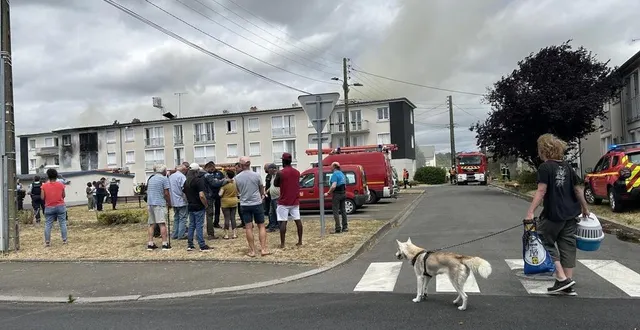 photo  médusés, les habitant des logements de sarthe habitat de l’allée du petit-renard à la flèche (sarthe) ont assisté à l’opération des pompiers sur l’incendie, ce lundi 23 juin 2025.  &copy;  ouest-france 