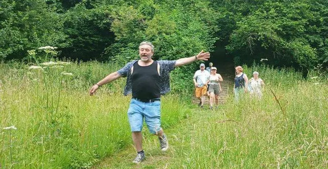 photo  comédiens amateurs et professionnels répètent une pièce de théâtre sur l’avenir du bocage ornais en 2104. elle sera ensuite jouée dimanche 6 juillet.  &copy;  julie mittelmann. 