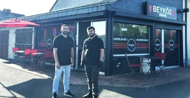 photo  hamed mahmoodi, employé, est aux côtés du propriétaire de l’établissement, mehmet karadag.  &copy;  co 