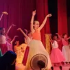 photo  un gala avec les jeunes danseuses de familles rurales. 
