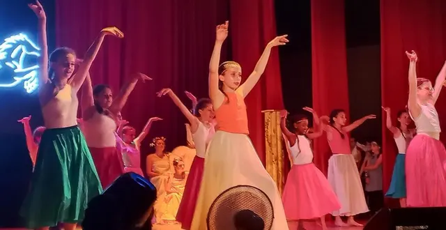 photo  un gala avec les jeunes danseuses de familles rurales.  &copy;  co 