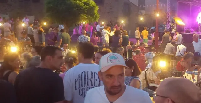 photo  une fois de plus, la fête de la musique organisée par aigné animations a rassemblé les habitants. l’école de musique l’hémiole, dans la cour de l’école et la chorale amalgame ont lancé les festivités dès 18 h 30, suivi du groupe milessois composé de jessica, élodie et cédric qui ont devancé sur la scène le groupe de rock sarthois the kent’s, alors que yvic & jpsax clôturait.  &copy;  ouest-france 