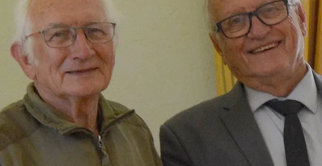 photo  jean-claude pellemoine, délégué de pays de la fondation de france et le maire, jacques lacoche.  &copy;  ouest-france 