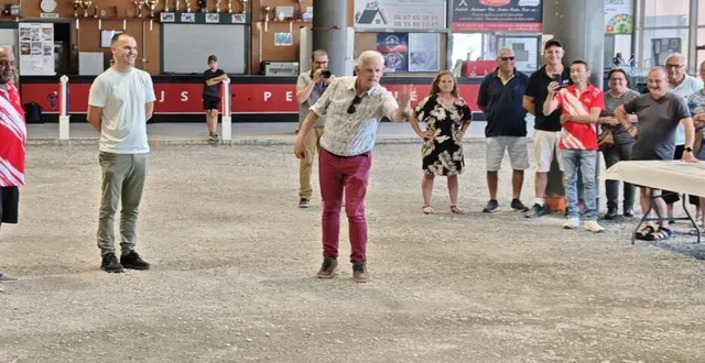 photo  gilles leproust, le maire, a lancé la première boule.  &copy;  ouest-france 