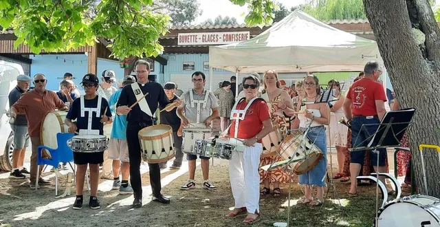 photo  le père marc isnard, ancien prête de la commune, n’a pas hésité à emprunter un instrument pour s’improviser batteur aux côtés d’antoine, le plus jeune musicien de l’harmonie.  &copy;  ouest-france 