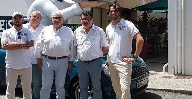 photo  le véhicule du tour logis hôtels n’est pas passé inaperçu dans la petite cité de caractère.  &copy;  le maine libre 