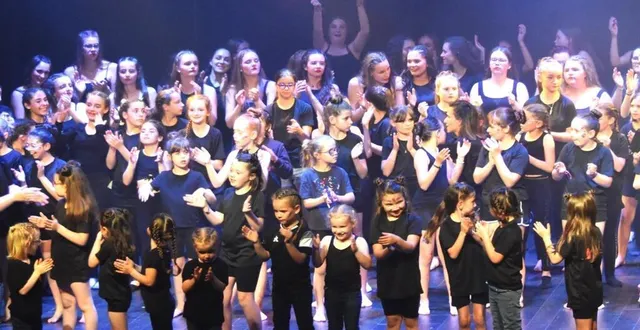 photo  un gala festif et intergénérationnel.  &copy;  école de danse de sillé 