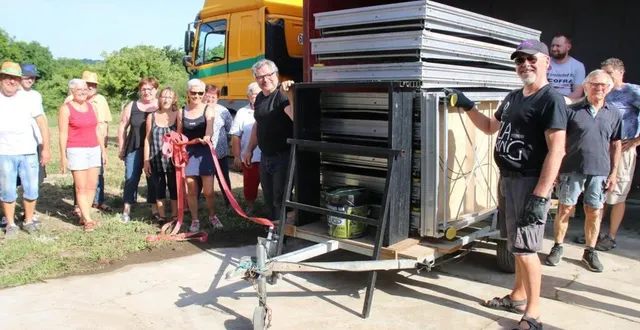 photo  au chargement du poids lourd, hubert jégat, à gauche, accompagné des membres et bénévoles de festivals en pays de haute sarthe.  &copy;  le maine libre 