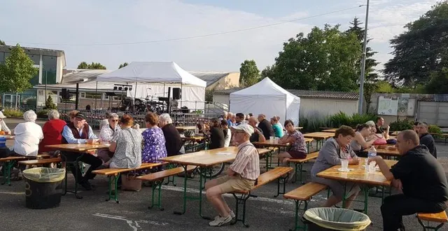 photo  de grandes tablées ont permis au public de dîner en toute convivialité.  &copy;  le maine libre 