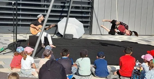 photo  voltige et musique ont ravi petits et grands sur l’esplanade.  &copy;  co 