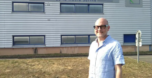 photo  alexis choine, le nouveau chirurgien-dentiste devant la maison médicale de fyé.  &copy;  le maine libre 