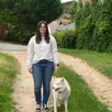 photo saint-maixent, le 6 juin 2025. elodie yaigre et sa chienne meessa.