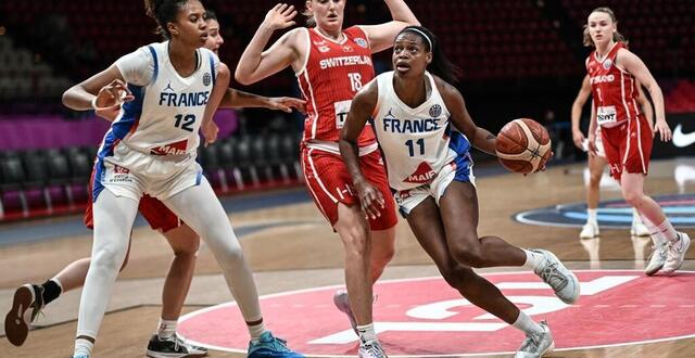 photo valériane ayayi, la capitaine des bleues, contre la suisse lors du dernier match du tour préliminaire. © angelos tzortzinis / afp