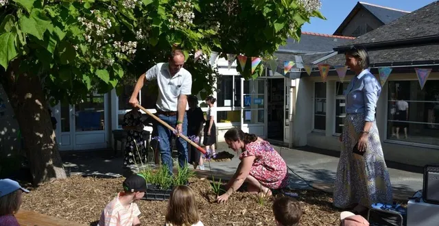 photo  les dernières plantations avant l’inauguration de la cour végétalisée.  &copy;  xavier de sainte foy 