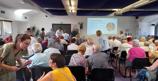photo  après les présentations de grégory forst, pour just, et de belinda dangé, pour nuoma, beaucoup de bartholoméens se sont inscrits afin d’avoir un rendez-vous pour obtenir plus de précisions pour faire leur choix.  &copy;  ouest-france 