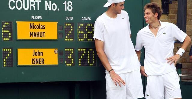photo john isner et nicolas mahut devant l’incroyable tableau d’affichage du court n° 18. © photo : getty images via afp
