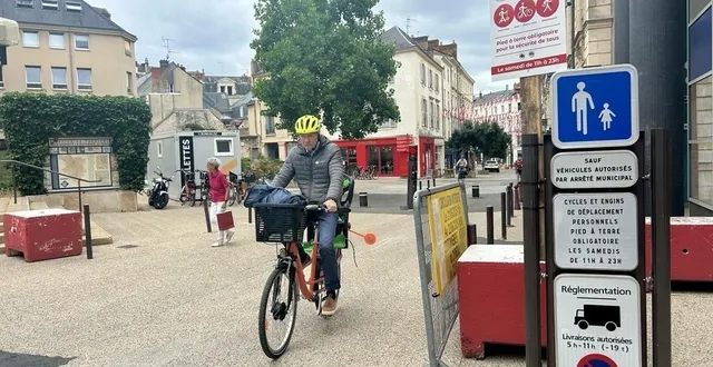 photo  nouvel arrêté, nouveaux panneaux : difficile de ne pas savoir qu’il est désormais interdit de circuler à vélo ou à trottinette le samedi dans les rues piétonnes du mans.  &copy;  le maine libre 