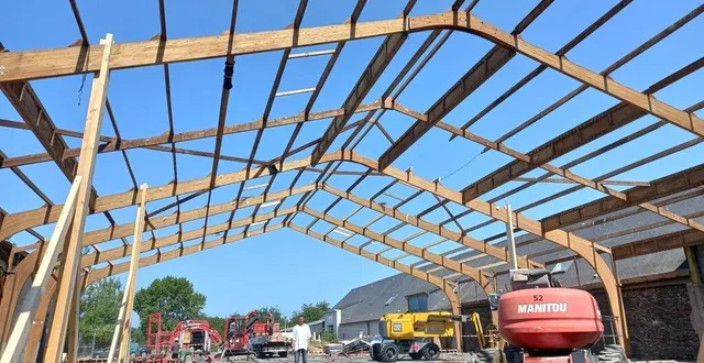 photo  hormis la charpente, la salle rue a été démolie. elle sera rehaussée en son centre. khalid lammini, directeur de l’école des arts du cirque la carrière, à saint-barthélemy-d’anjou, près d’angers (maine-et-loire) est heureux de voir le chantier lancé.  &copy;  ouest-france 