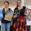 photo les bibliothécaires alexia jorez et marie rolland présentent une partie de bd en lice.