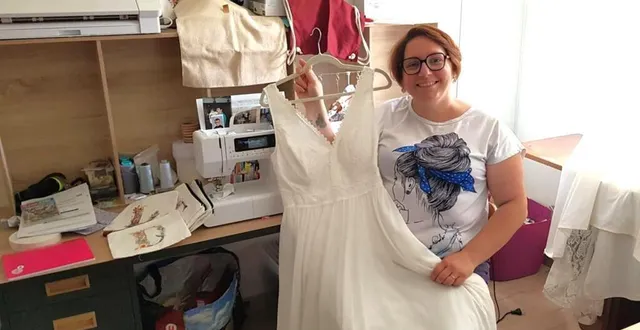 photo  à bonnétable, dans l’atelier des lylas, aline conjugue passion et savoir-faire pour créer ou redonner vie à des vêtements.  &copy;  le maine libre 