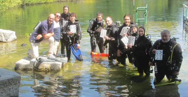 photo  rené arcelin et mickaël segrétain (à gauche), professeurs d’éducation physique et sportive, jean-pierre bouakaze, gérant de maïtaï bécon plongée (à droite) avec les élèves plongeurs ayant participé aux études sur l’eau du centre. ils tiennent la plaquette immergeable qui a été conçue.  &copy;  ouest-france 