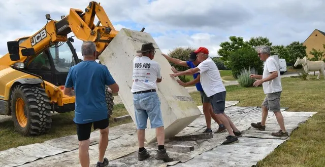 photo  bruno, michel, jean-claude, joël et andré ont mis en place les blocs de pierre sur lesquels travailleront les sculpteurs, en bordure de l’allée du gîte.   &copy;  le maine libre 
