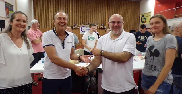 photo  de gauche à doite : cindy robi (trésorière), bernard laroy, julien lelandais, alexandra peltier (secrétaire) pour le passage de relais de la présidence.  &copy;  le maine libre 