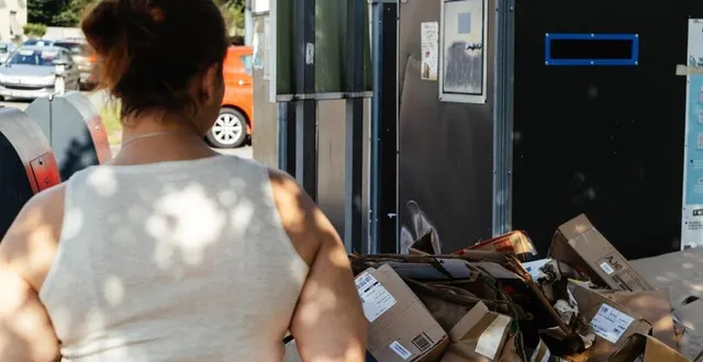 photo  maryam observe les déchets accumulés au point de dépôt de la rue landon à alençon (orne).  &copy;  ouest-france 