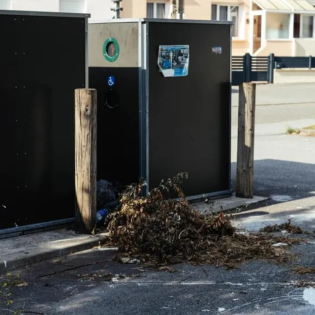 photo certains déchets gênent l’accès à une place de stationnement pour les personnes à mobilité réduite.  ©  ouest-france