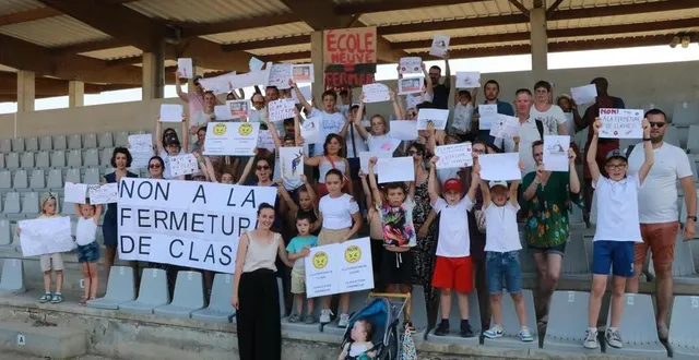 photo  le vendredi 20 juin dernier, parents d’élèves et élèves du regroupement pédagogique intercommunal roc-en-val, établi sur chambellay et la jaille-yvon, ont manifesté leur colère contre une fermeture de classe.  &copy;  archives ouest-france 