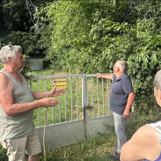 photo sylvain aillard, coprésident d'eau secours 61, et roland sellos, maire de rouperroux et président du syndicat des eaux de val d'écouves, ont fait découvrir les différents points de captage aux visiteurs présents.  ©  ouest-france