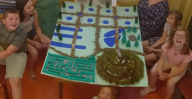 photo  la maquette réalisée par les élèves d’ulis, inspirée par les jardins de l’hôtel de ville de mortagne-au-perche.  &copy;  ouest-france 