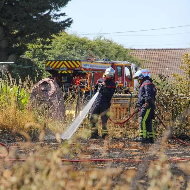 photo le feu a été stoppé quelques mètres devant une habitation.  ©  christophe serrare
