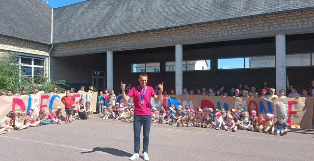 photo  arnaud deceroit, directeur de l’école d’écouché-les-vallées, a retrouvé ses élèves après sa victoire aux mondiaux de duathlon.  &copy;  photo fournie par la famille 