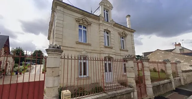 photo  à longué-jumelles (maine-et-loire), le portail et la clôture de cette maison ont été complètement restaurés.  &copy;  capture d’écran google maps 
