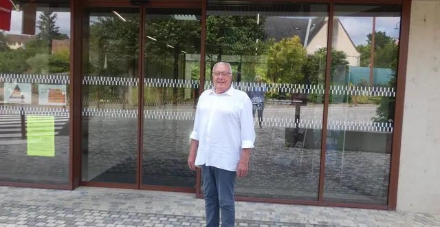 photo  le maire, joël le bolu, devant la mairie.  &copy;  ouest-france 