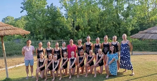 photo  les nageuses en compagnie des maîtres-nageurs de la piscine du layon de thouarcé (bellevigne-en-layon).  &copy;  co 